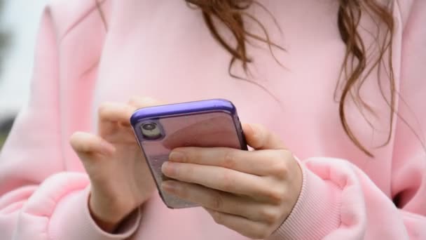 Menina usando telefone celular — Vídeo de Stock