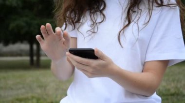 Akıllı telefon kullanan kadın eli