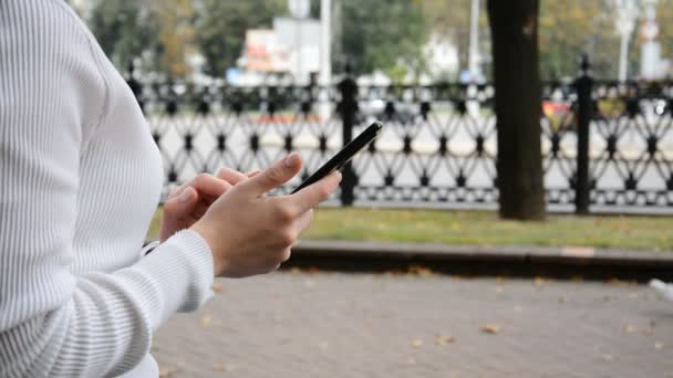 Κοντινό πλάνο Γυναίκα χέρια χρησιμοποιώντας ένα έξυπνο τηλέφωνο αναζήτηση περιεχομένου στο δρόμο — Αρχείο Βίντεο