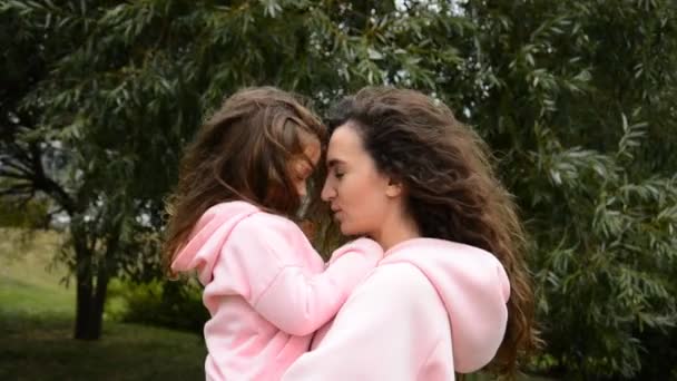 Mamá e hija pequeña abrazándose — Vídeo de stock