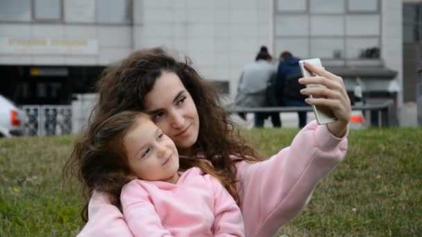 Photo selfie rodzina kaukaska matka i małe dziecko córka przytulanie całowanie fotografowanie zdjęcia — Wideo stockowe