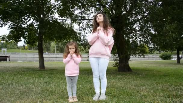 Мама и маленькая дочь молятся Богу — стоковое видео