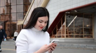 Telefonu kullanan genç beyaz kadını kapatın.