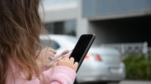 Concepto de adicción a los gadgets, las manos de niña sostienen el teléfono inteligente — Vídeos de Stock