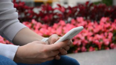 Kafkas kadın ellerini cep telefonuyla kapat