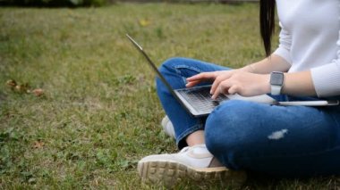 Beyaz iş kadını elleri dizüstü bilgisayarda daktilo kullanıyor.