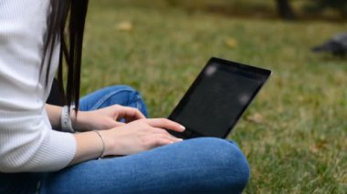 Genç beyaz kadın elleri serbest iş yapıyor.