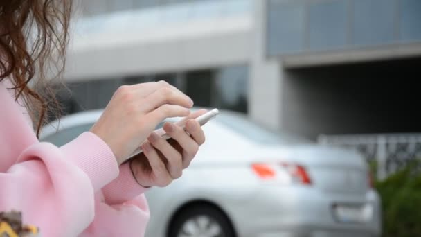 Női kéz és telefon közelsége — Stock videók