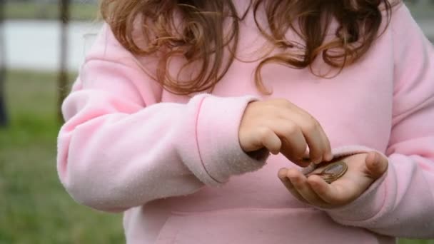 Barnens händer räknas mynt — Stockvideo