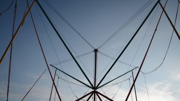 Silueta de una niña saltando sobre un trampolín — Vídeos de Stock