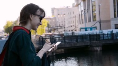 Açık havada Smartphone ile İnanılmaz Kafkas Kadın Portresi