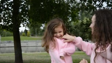 Mutlu anne ve küçük kızı birlikte oynuyorlar.