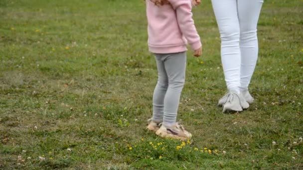 母親と少女の足 — ストック動画