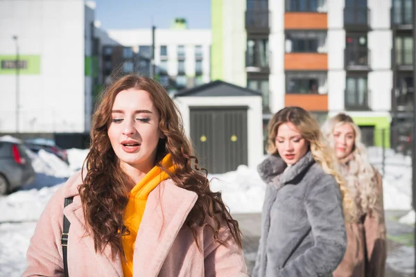 3人の美しいロシアの女の子は冬に彼らの街の通りで楽しんでいます — ストック写真