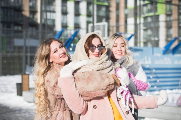 Drie Mooie Russische Meisjes Hebben Plezier Straat Van Hun Stad — Stockfoto