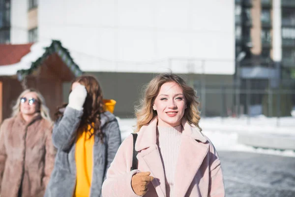 Três Meninas Russas Bonitas Estão Divertindo Rua Sua Cidade Inverno — Fotografia de Stock