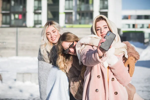 Trois Belles Filles Russes Amusent Dans Rue Leur Ville Hiver — Photo