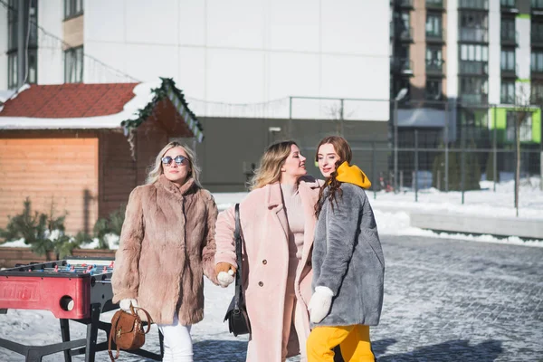Três Meninas Russas Bonitas Estão Divertindo Rua Sua Cidade Inverno — Fotografia de Stock