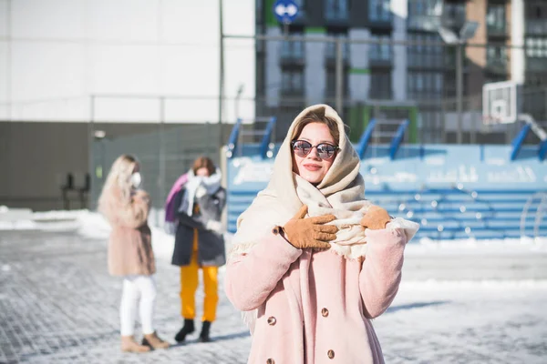 Três Meninas Russas Bonitas Estão Divertindo Rua Sua Cidade Inverno — Fotografia de Stock