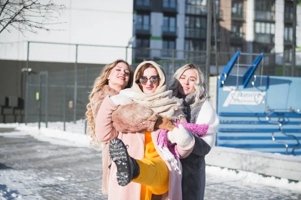 Tre Belle Ragazze Russe Stanno Divertendo Sulla Strada Della Loro — Foto Stock