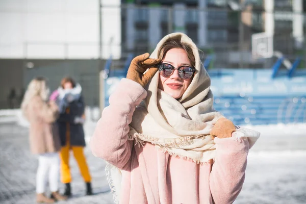 Tres Hermosas Chicas Rusas Están Divirtiendo Calle Ciudad Invierno —  Fotos de Stock