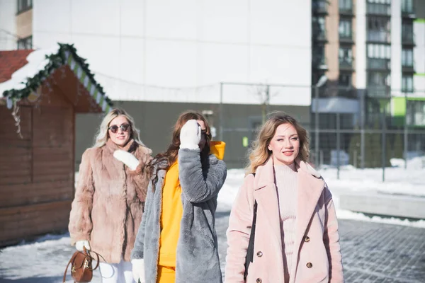 3人の美しいロシアの女の子は冬に彼らの街の通りで楽しんでいます — ストック写真