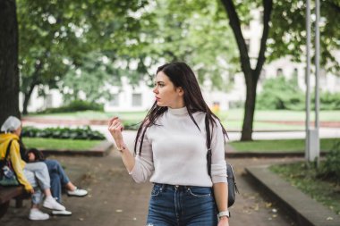 Bir yaz parkında şık, güzel esmer kız.