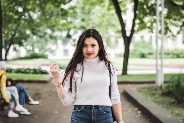 Bir yaz parkında şık, güzel esmer kız.