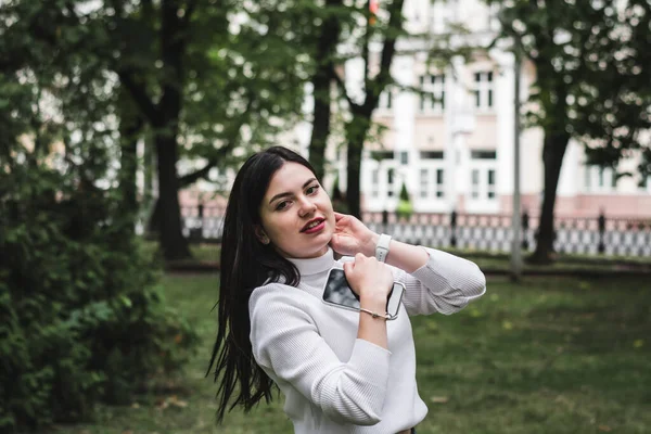 Stilvolle Schöne Brünette Mädchen Einem Sommer Stadtpark — Stockfoto