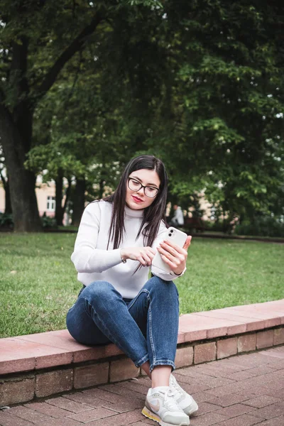 Hermosa Chica Con Estilo Jeans Suéter Blanco Aire Libre Parque — Foto de Stock