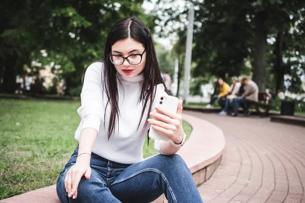 Hermosa Chica Con Estilo Jeans Suéter Blanco Aire Libre Parque — Foto de Stock