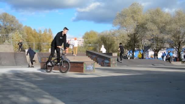 MINSK, BELARUS - September, 26, 2021: Lekplats bakgrund skate bike park — Stockvideo