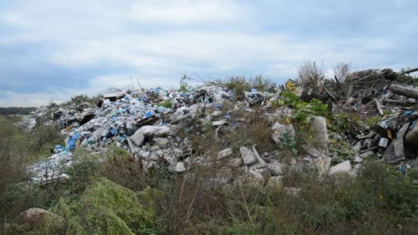 Stor stad plast soptipp i skogen — Stockvideo