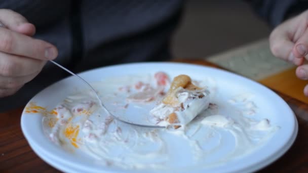 Crêpes russes avec fromage cottage et crème sure dans une assiette — Video