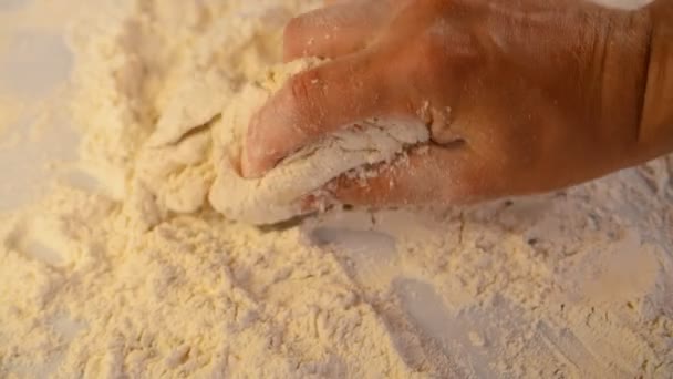 Közelkép videó felvétel a tésztán lisztet alkalmazó vezető péksüteményes séf kezéről — Stock videók