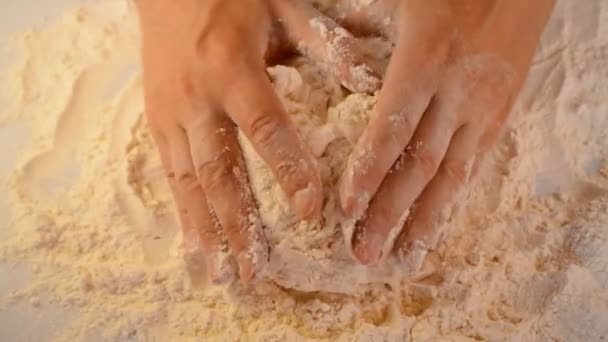 Närbild skott av händerna på senior bageri kock tillämpa mjöl på deg — Stockvideo