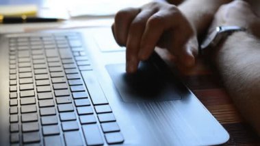 İşadamı kullanıcı elleri dizüstü bilgisayarda yazarken masaya otur