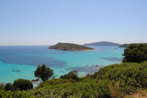 Mer bleue avec plage — Photo