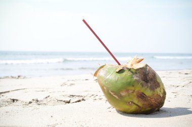 kum üzerinde kokteyl