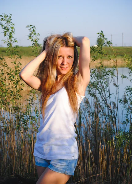 Ung vacker leende kvinna utomhus — Stockfoto