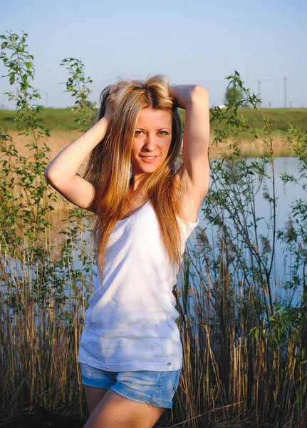 Young beautiful smiling woman outdoors — Stock Photo, Image