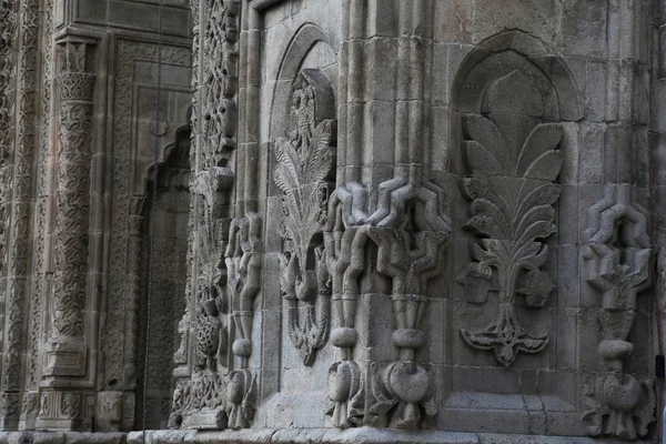 Çifte Minare Medrese (çift Minareli Medrese), Erzurum ve Sivas, Gök Medrese: 13. yüzyılda Türkiye Selçuklu Mimarisi tarzında tarihine bir katkı