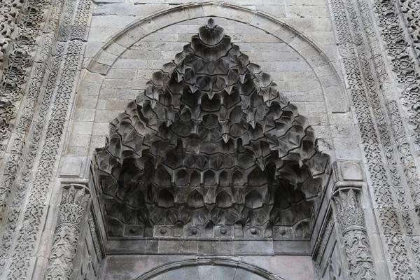 Çifte Minare Medrese (çift Minareli Medrese), Erzurum ve Sivas, Gök Medrese: 13. yüzyılda Türkiye Selçuklu Mimarisi tarzında tarihine bir katkı