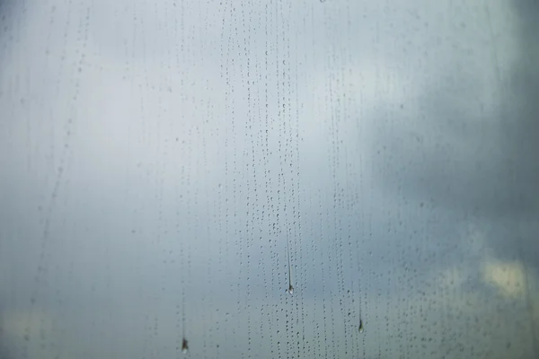 Padrão de arte de gota de água na janela da torre após a chuva, para o fundo . — Fotografia de Stock