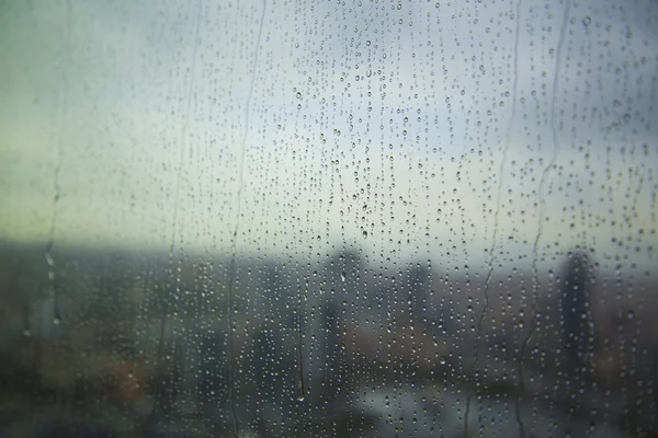 Patrón de arte de gota de agua en la ventana de la torre después de la lluvia, para el fondo . — Foto de Stock