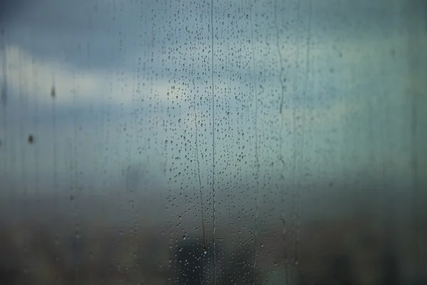 Художественный рисунок капли воды на окне башни после дождя, на заднем плане . — стоковое фото