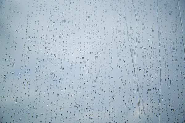 Modèle d'art de goutte d'eau sur la fenêtre de tour après la pluie, pour l'arrière-plan . — Photo