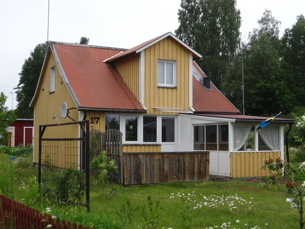 Une Villa Jaune Typique Avec Toit Rouge Une Pelouse Suède — Photo