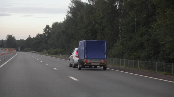 Kompaktowy Samochód Osobowy Markizą Jednoosiowy Napęd Przyczepy Suchej Asfalcie Pustej — Zdjęcie stockowe