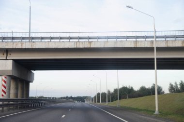 Banliyö asfaltlı yolundaki boş otoyol köprüsü, Rusya 'daki endüstriyel yol altyapısı